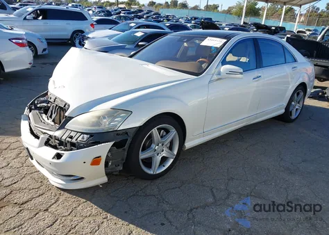 2010 Mercedes-Benz S 550 z USA, uszkodzony, nr VIN WDDNG7BB4AA346871